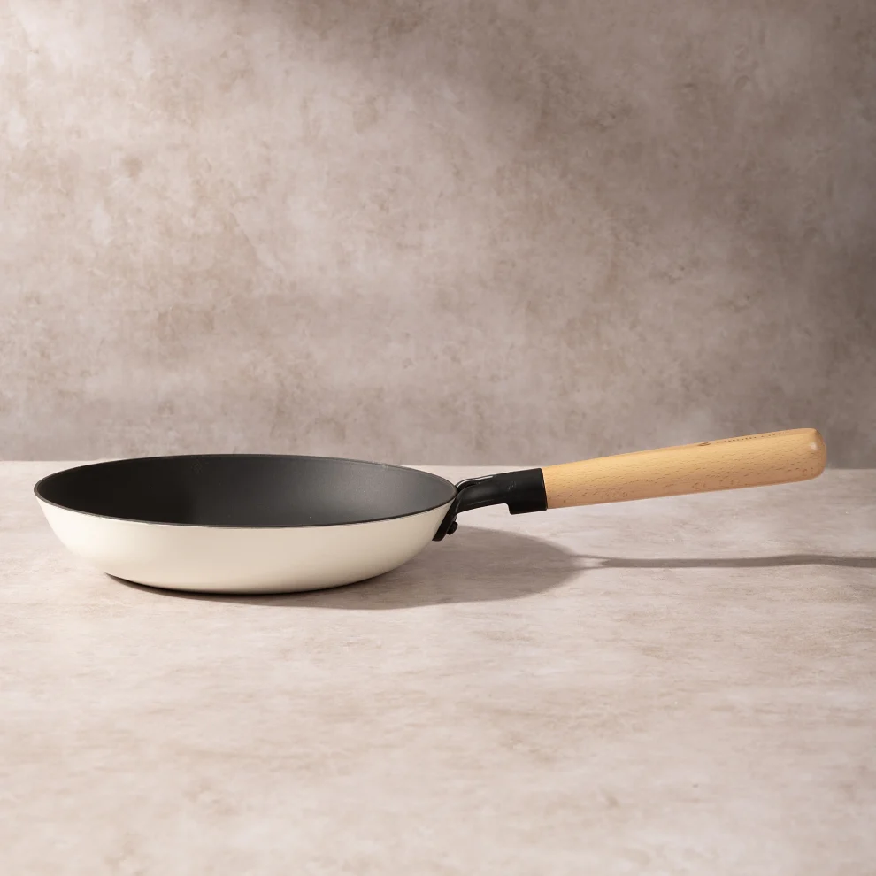 No. 9 Enamel Cast Iron Pan LITE (24cm) - Image 8